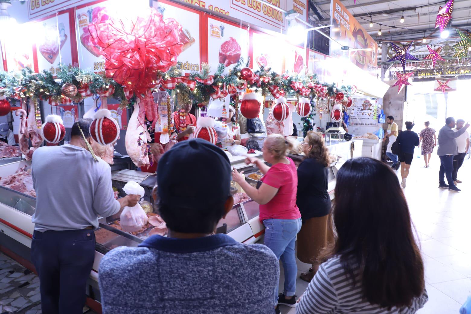 $!Salen mazatlecos a comprar lo necesario para la cena de Noche Buena