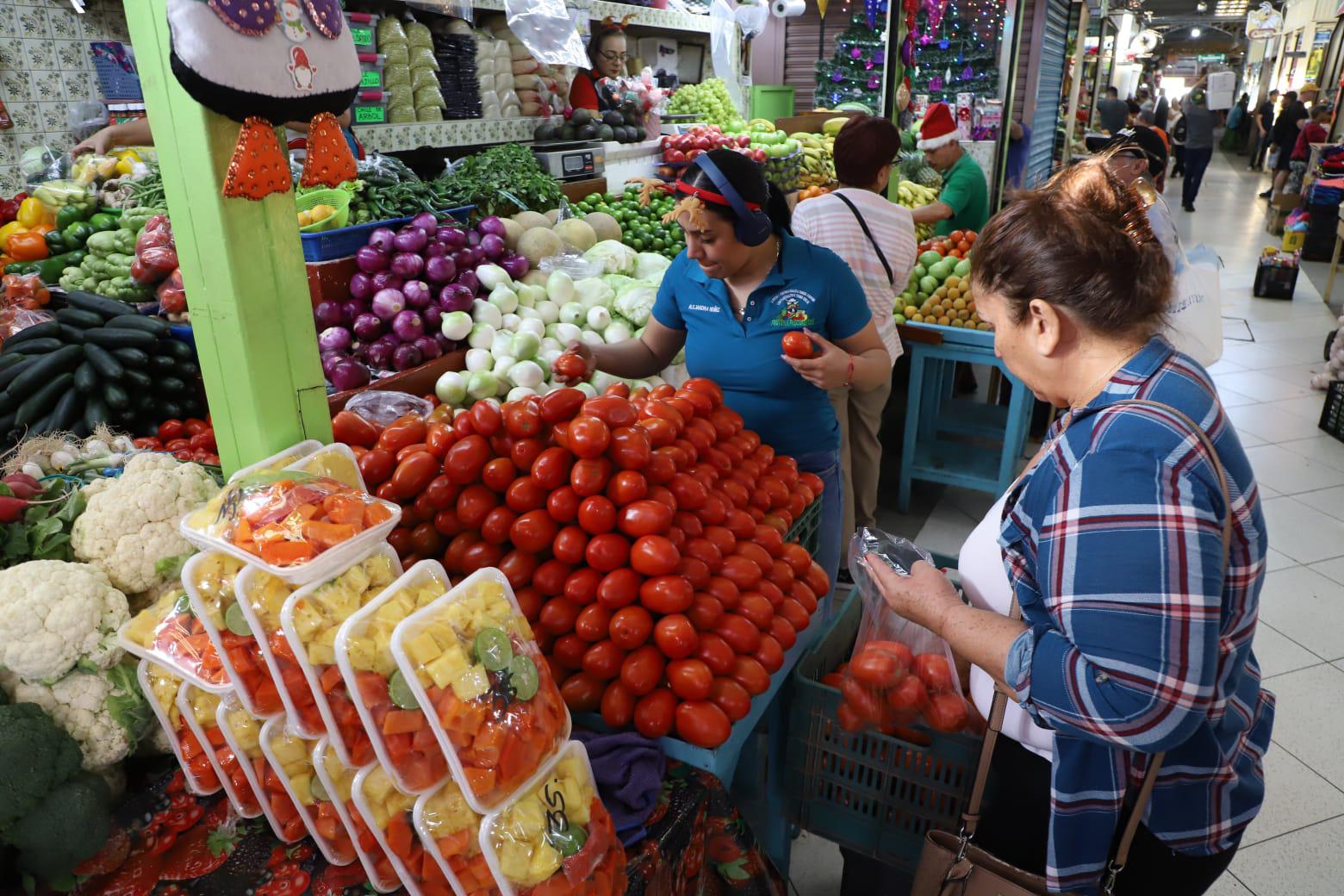 $!Salen mazatlecos a comprar lo necesario para la cena de Noche Buena