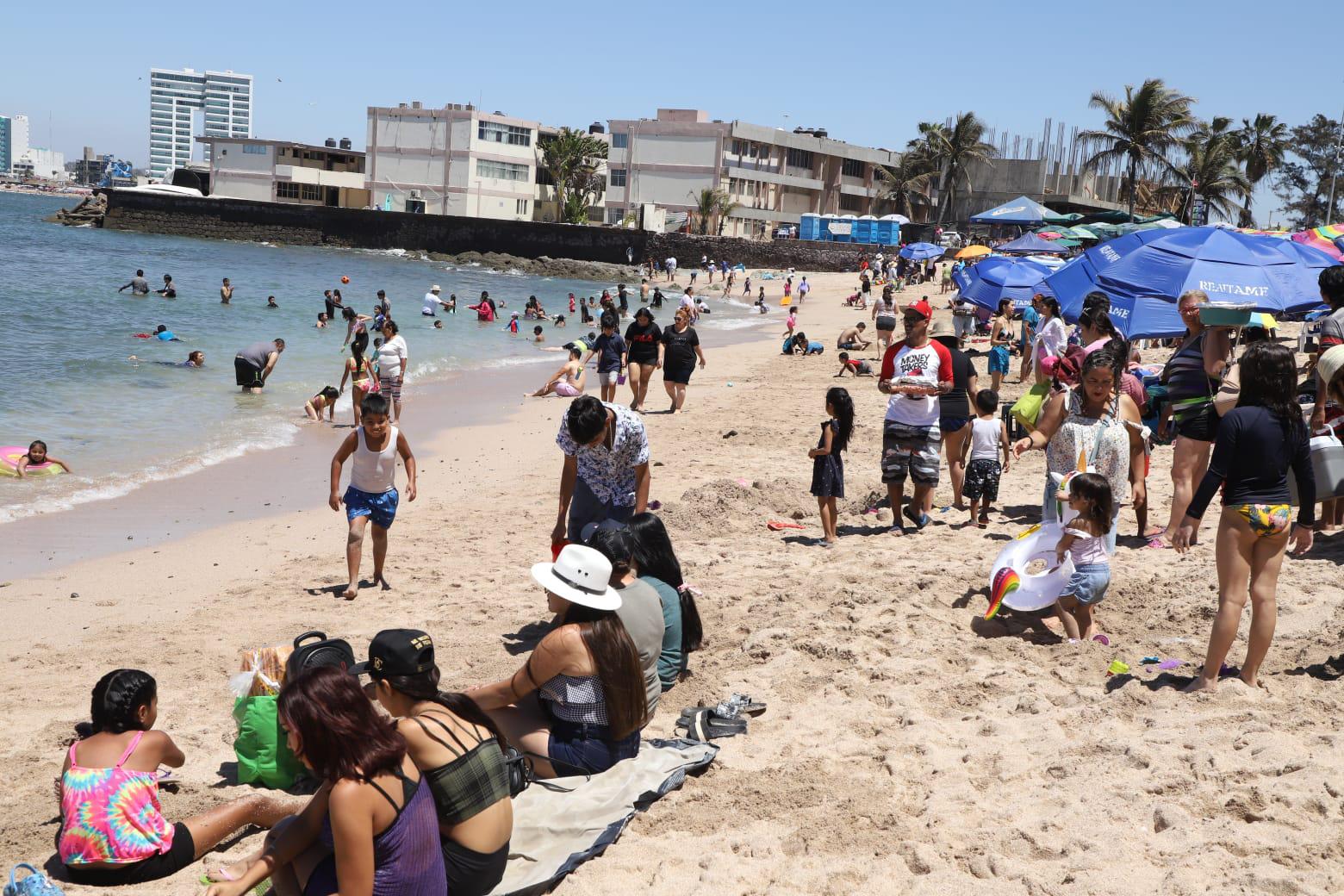$!Vibra Mazatlán con miles de visitantes en playas y atractivos turísticos