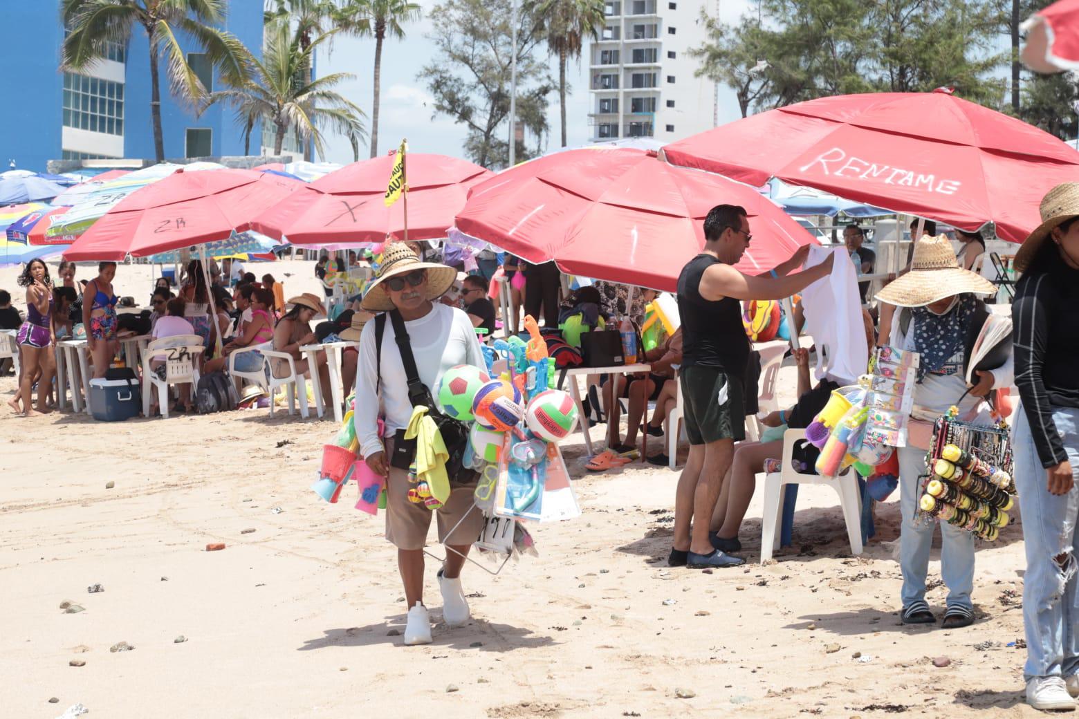 $!Playa Los Pinitos, ahogada entre ambulantes y derrames pluviales