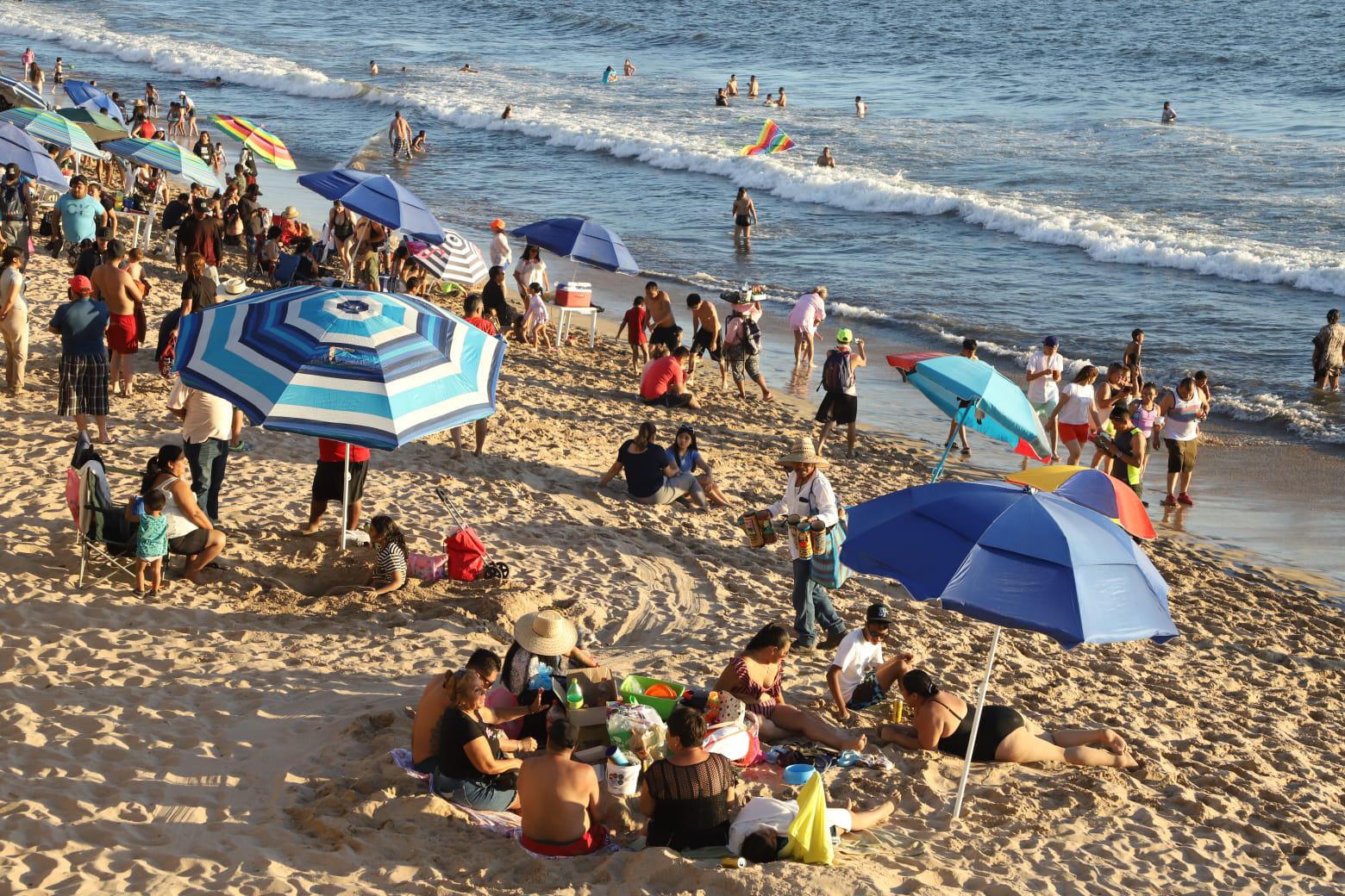 $!Registra Mazatlán récord en playas: 140 mil bañistas en un solo día