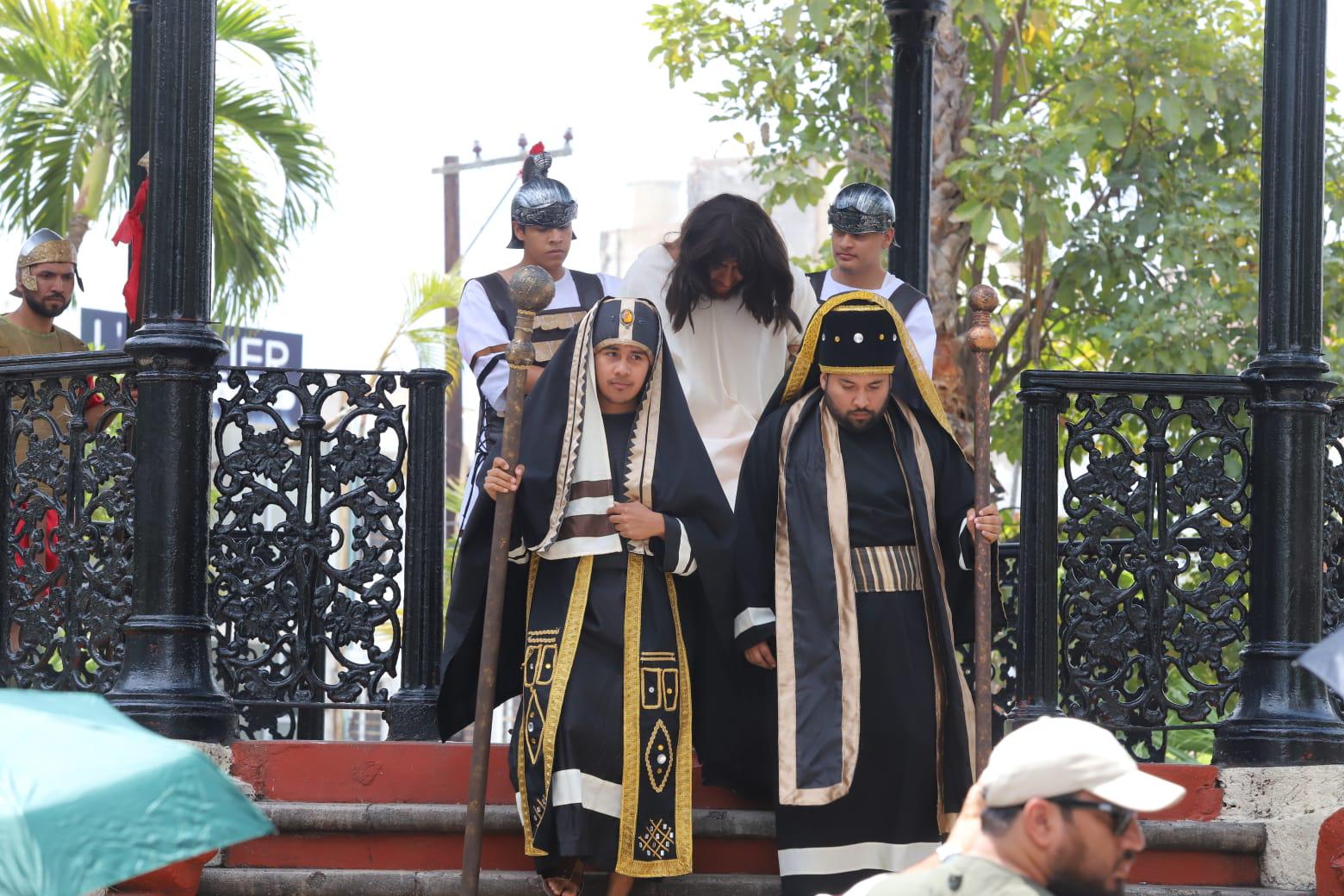 $!Representan el último camino de Jesús hasta la cruz, en Mazatlán