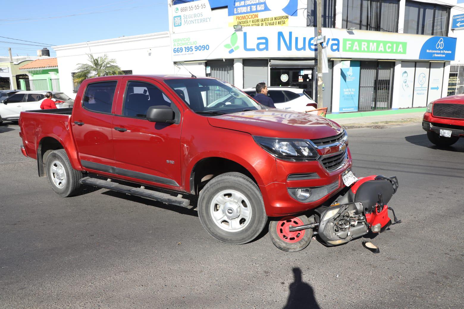 $!Camioneta arrolla a mujer en moto en la Insurgentes, en Mazatlán