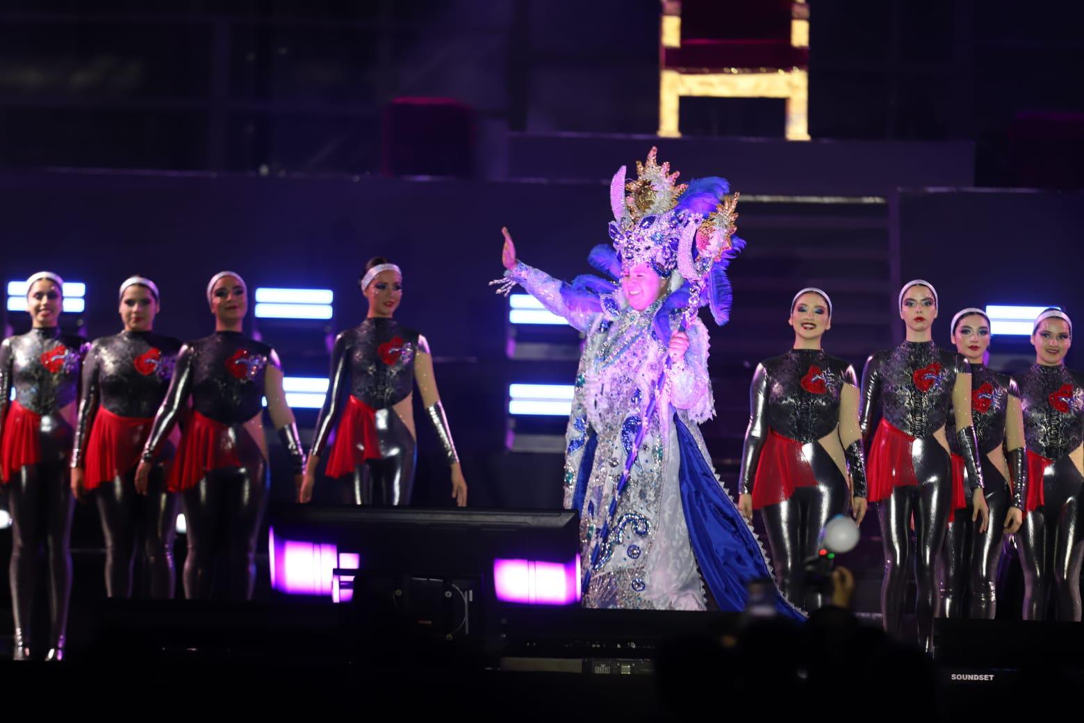 $!Recibe su corona Brayan Durán como Rey de la Alegría del Carnaval de Mazatlán 2025