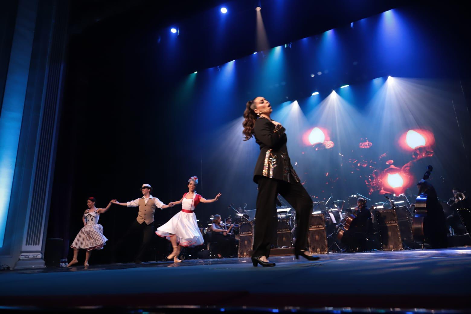 $!Sarah Holcome cantó, bailó y disfrutó cada una de las interpretaciones junto a la Camerata Mazatlán, que en la velada se convirtió en una Big Band.