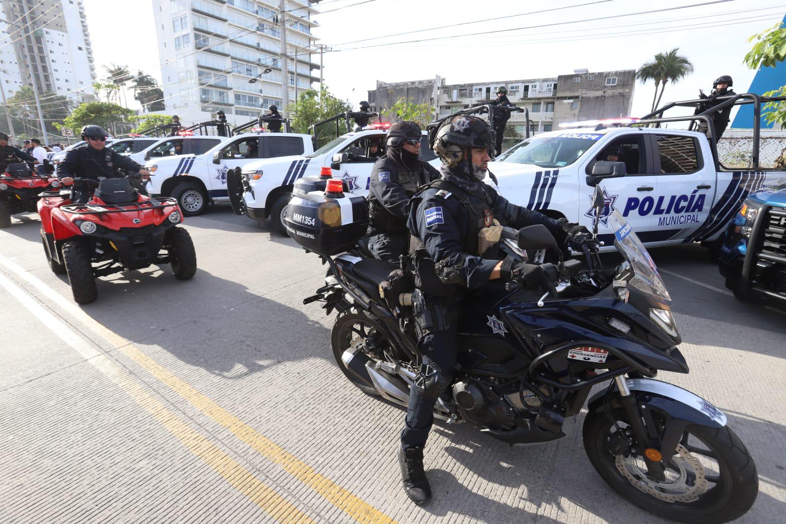 $!Tras tener periodo vacacional trágico, Mazatlán estrena patrullas y uniformes para policías