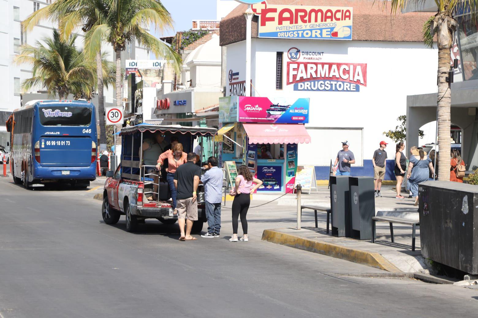 $!Piden comerciantes no cambiar sentido a Avenida Playa Gaviotas en Mazatlán