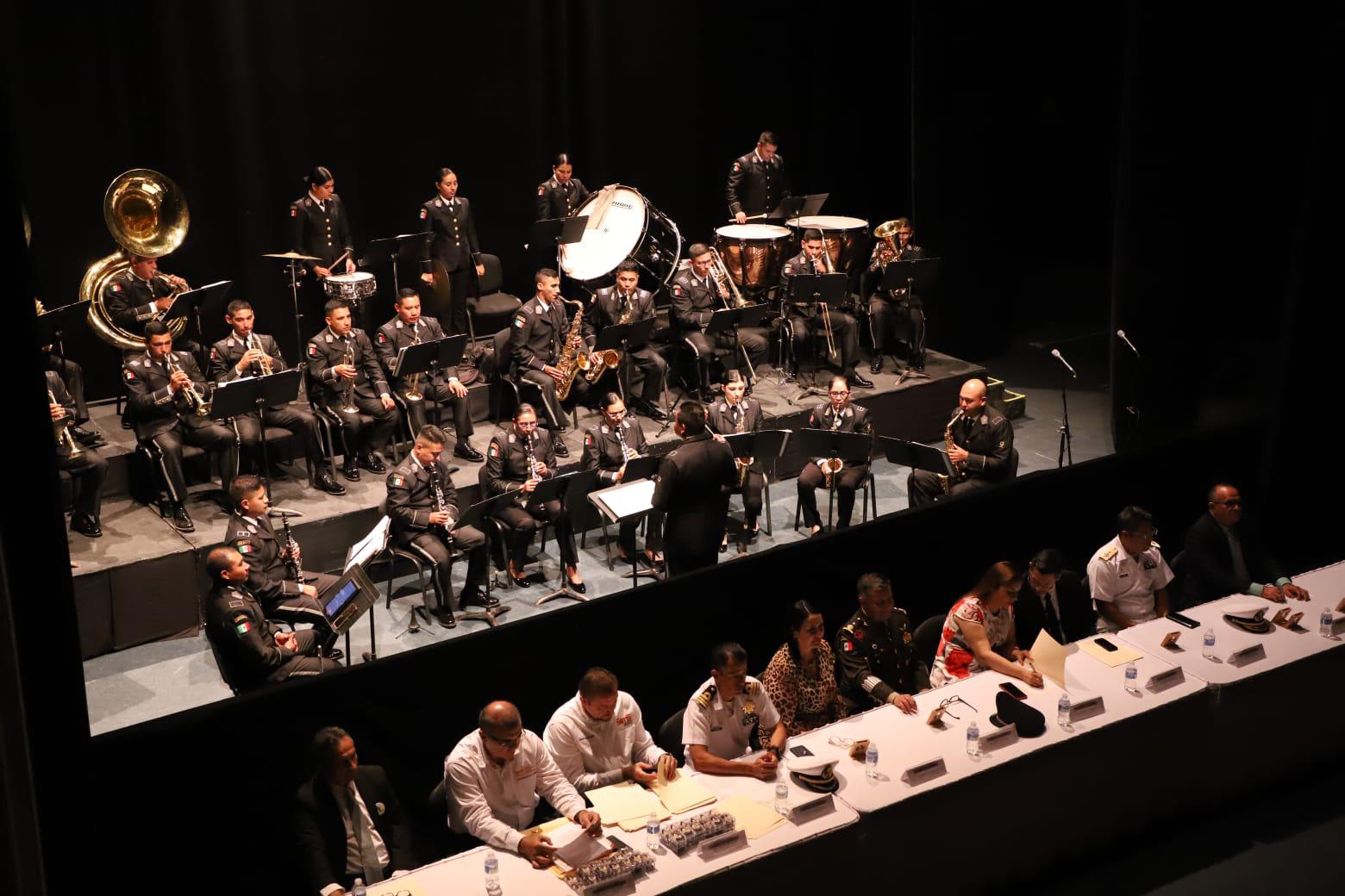 $!Los presentes disfrutaron de las melodías interpretadas por la Banda Música de la Tercera Región Militar dirigida por el Subteniente musical Rafael Pantaleón Cuevas.