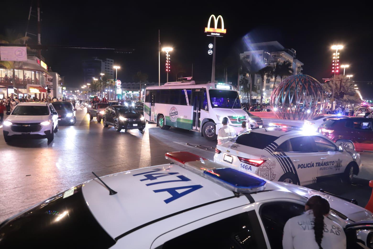 $!El malecón de Mazatlán se convierte en carnaval la noche del Viernes Santo
