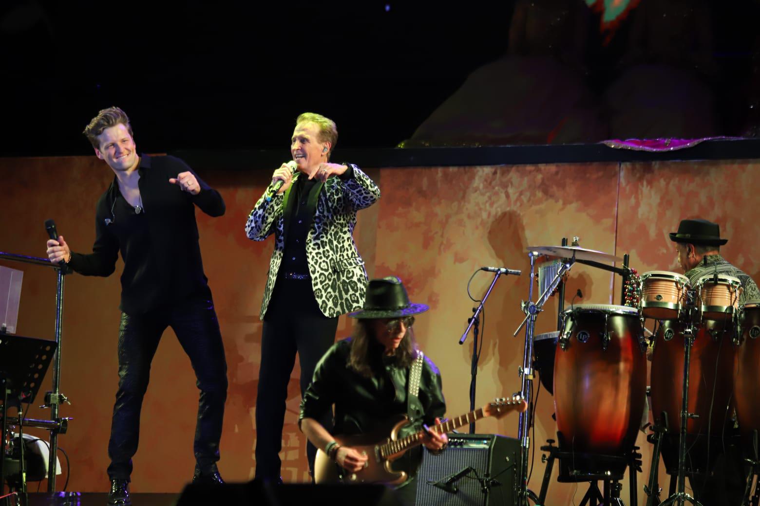 $!Conquista Emmanuel y Alexander Acha al público de la Coronación de Carolina III