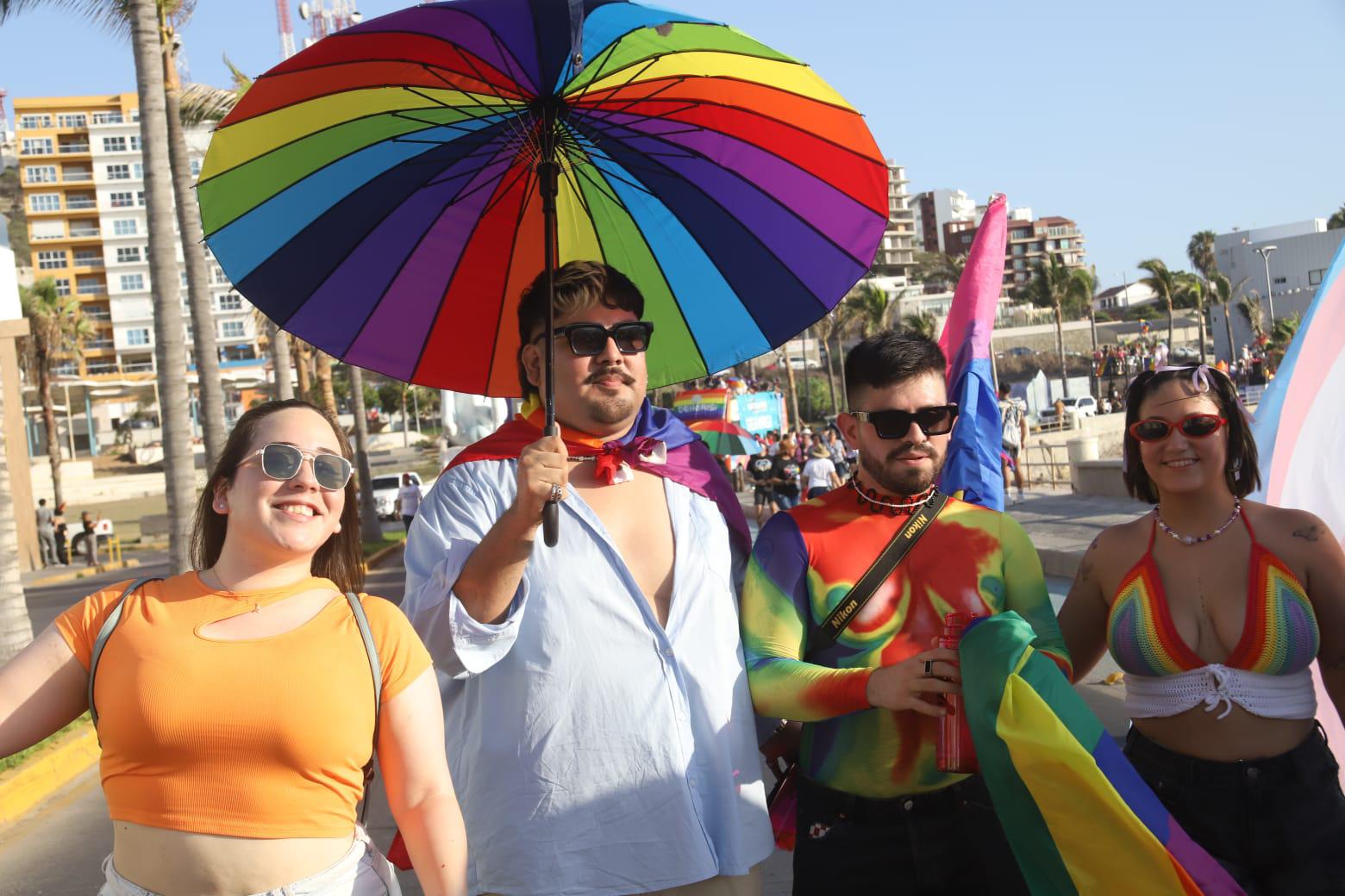 $!Ondea la comunidad LGBTQ+ distintas banderas multicolor en su marcha, en Mazatlán