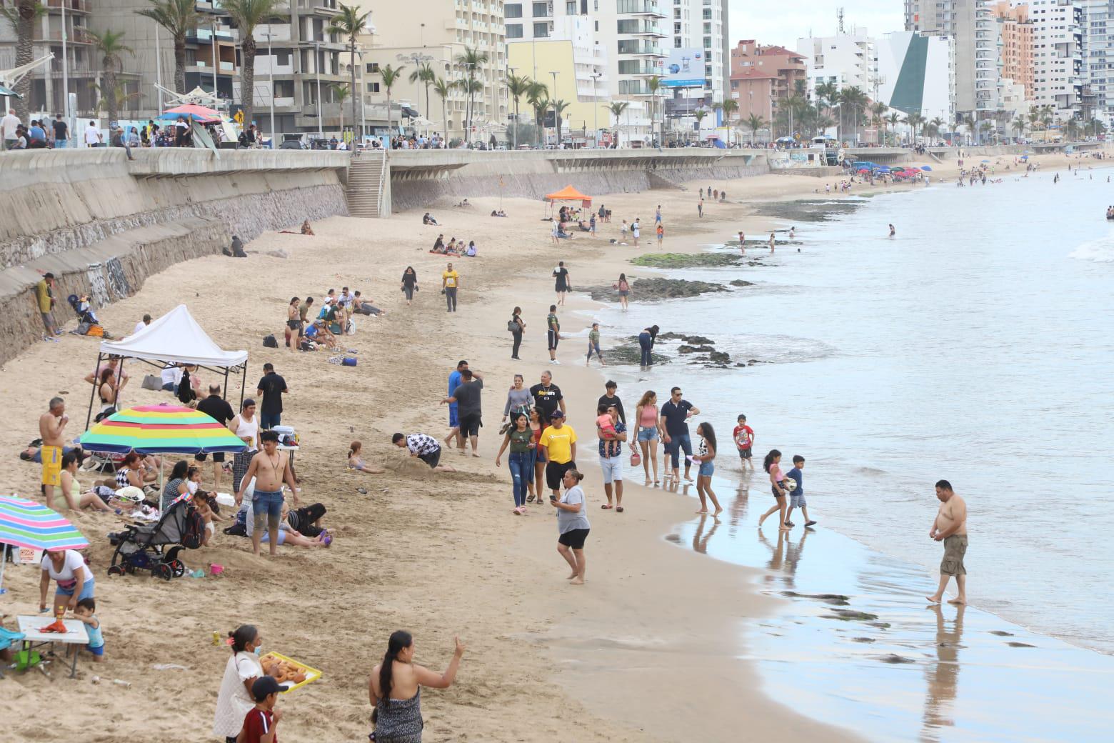$!Ignoran turistas señal de ‘no bañarse’ y se arriesgan en playas de Mazatlán