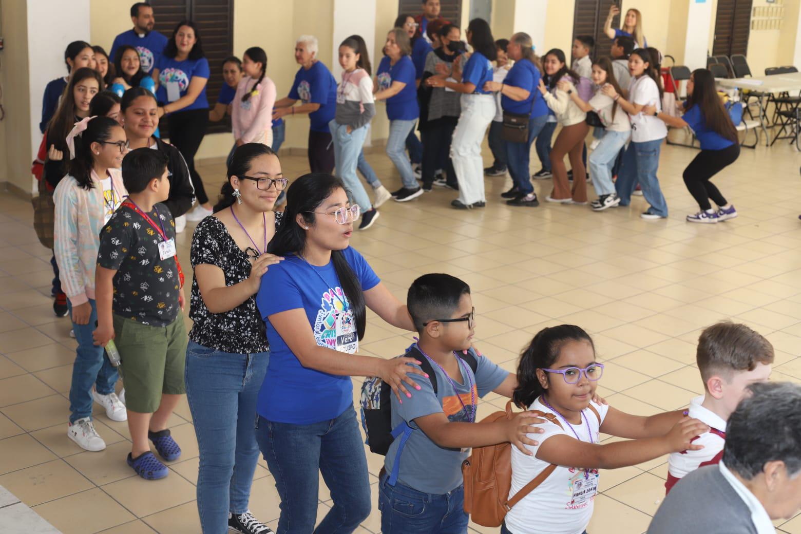 $!Al ritmo de “Baja el río”, los pequeños realizaron la primera dinámica de la Pascua.