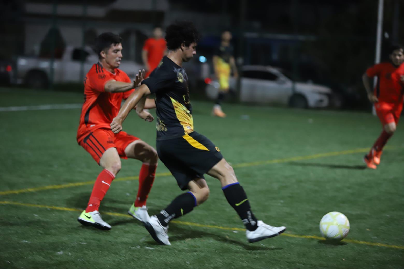 $!Familia Fajardo se impone a Autos Usados en Liga Intercanchas