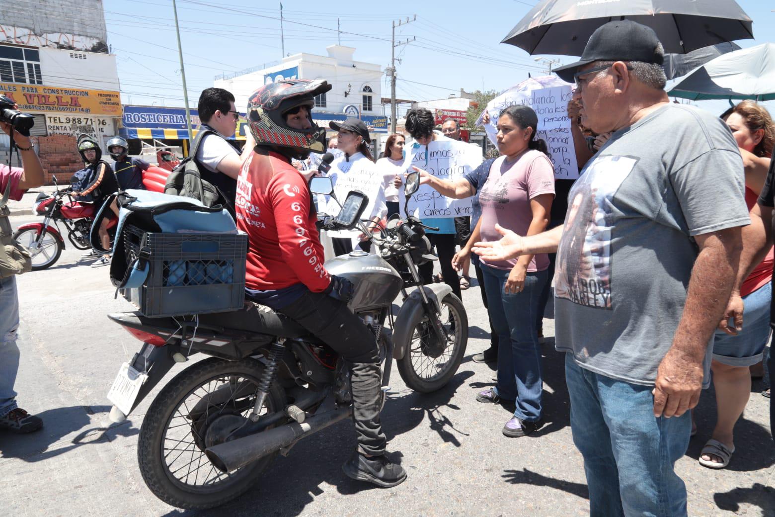 $!Bloquean vecinos de La Foresta avenida Clouthier para defender los terrenos públicos