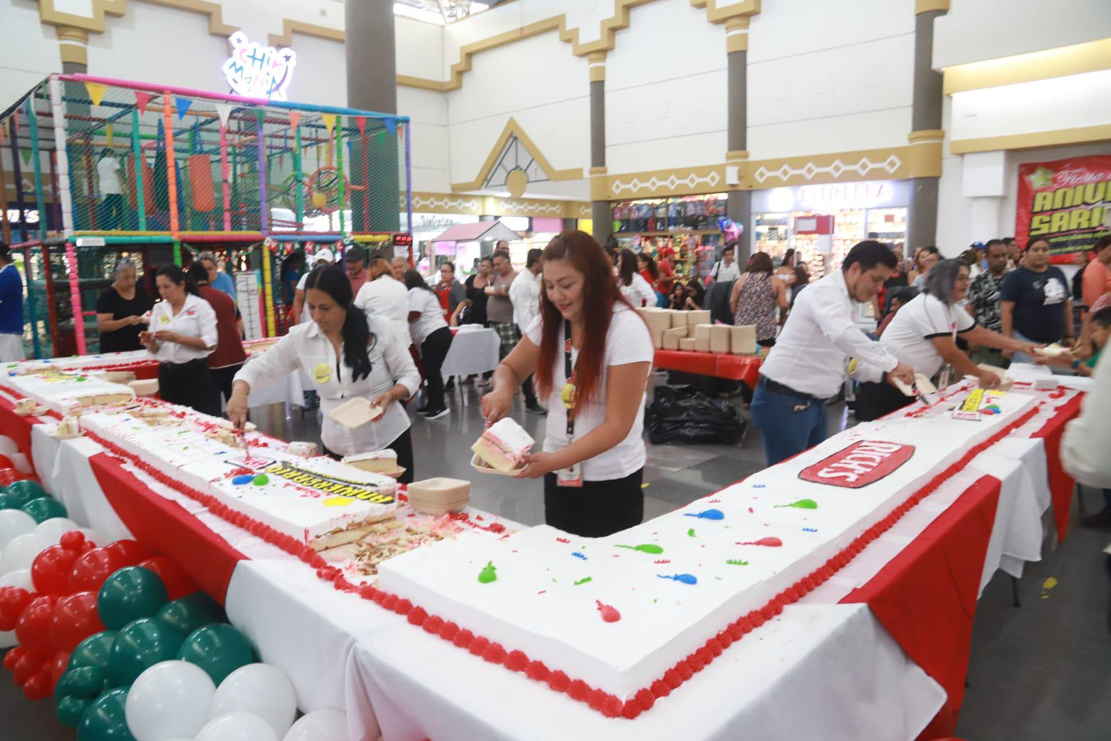 $!Casa Ley celebra con un pastel en Mazatlán su 69 aniversario