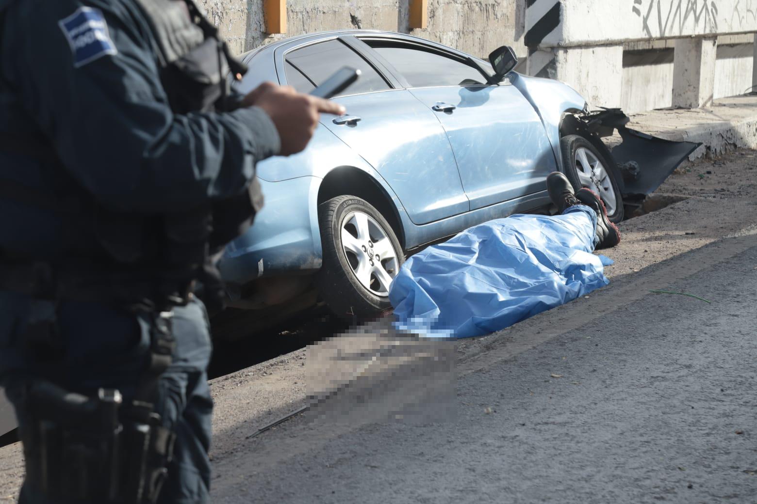 $!Muere conductor al chocar contra muro en paso superior en Mazatlán