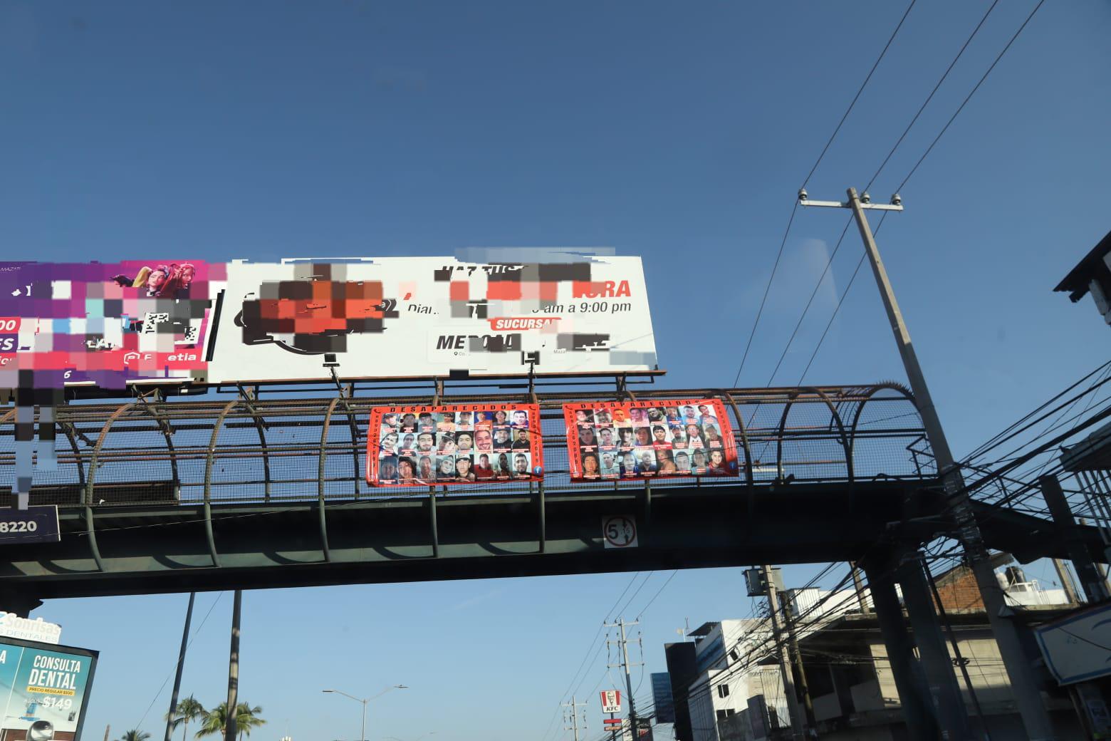 $!Cuelgan mantas de desaparecidos durante visita de Rocha Moya a Mazatlán