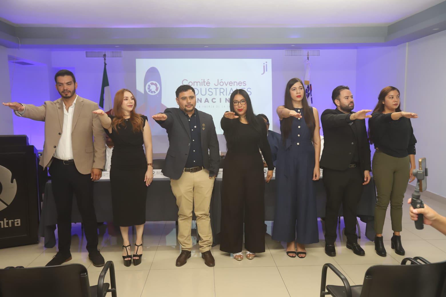 $!El nuevo Comité de Jóvenes Industriales de Canacintra Mazatlán al momento de rendir protesta.