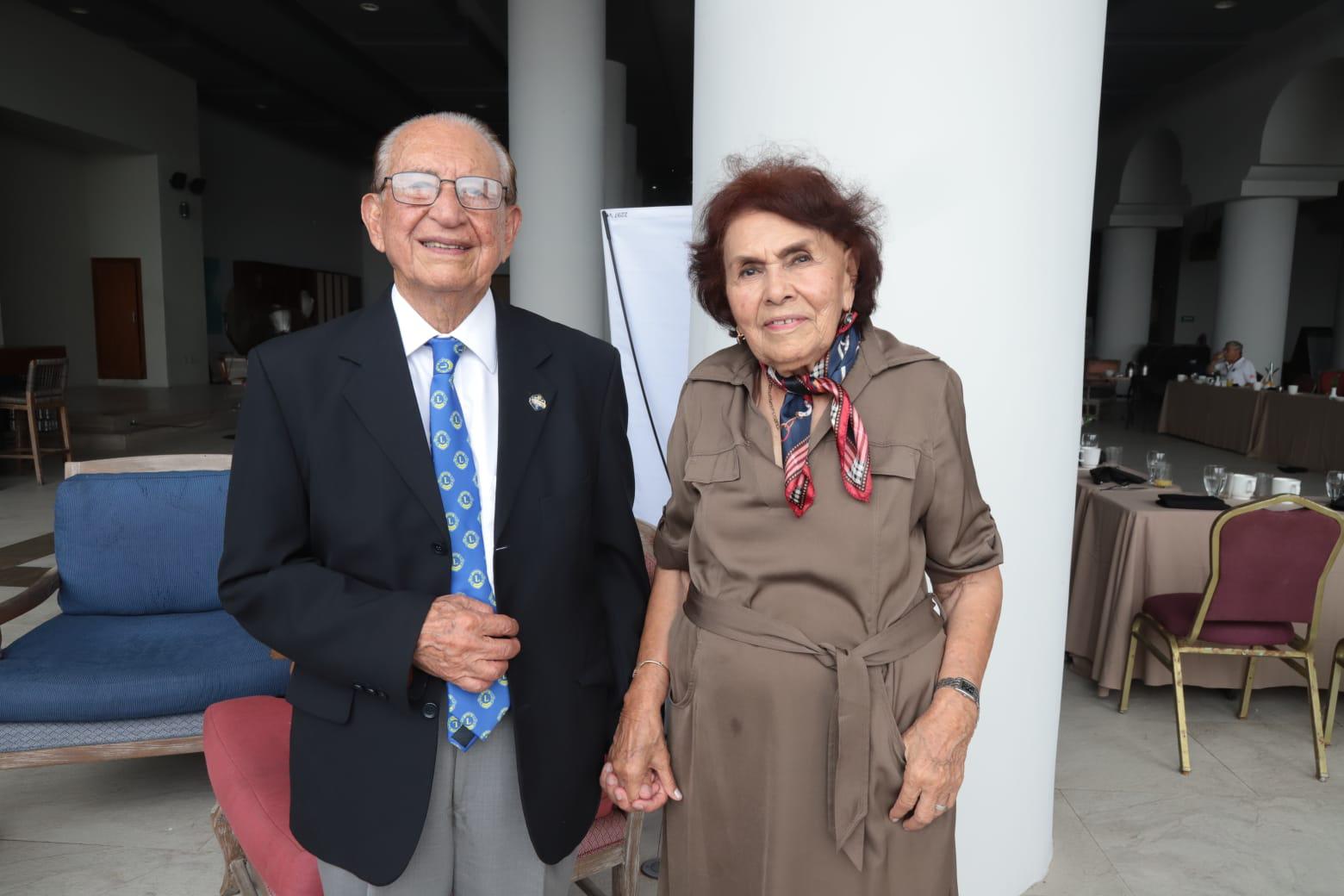 $!Francisco Rodríguez y Marcela Camacho de Rodríguez, fueron los homenajeados en esta junta.