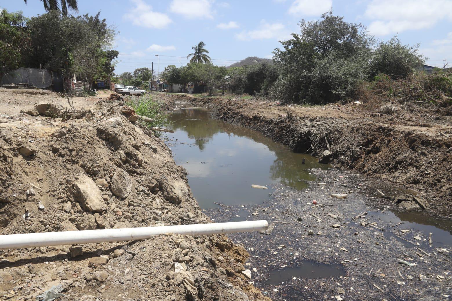 $!Canales pluviales de Mazatlán se han convertido en vertederos de desechos