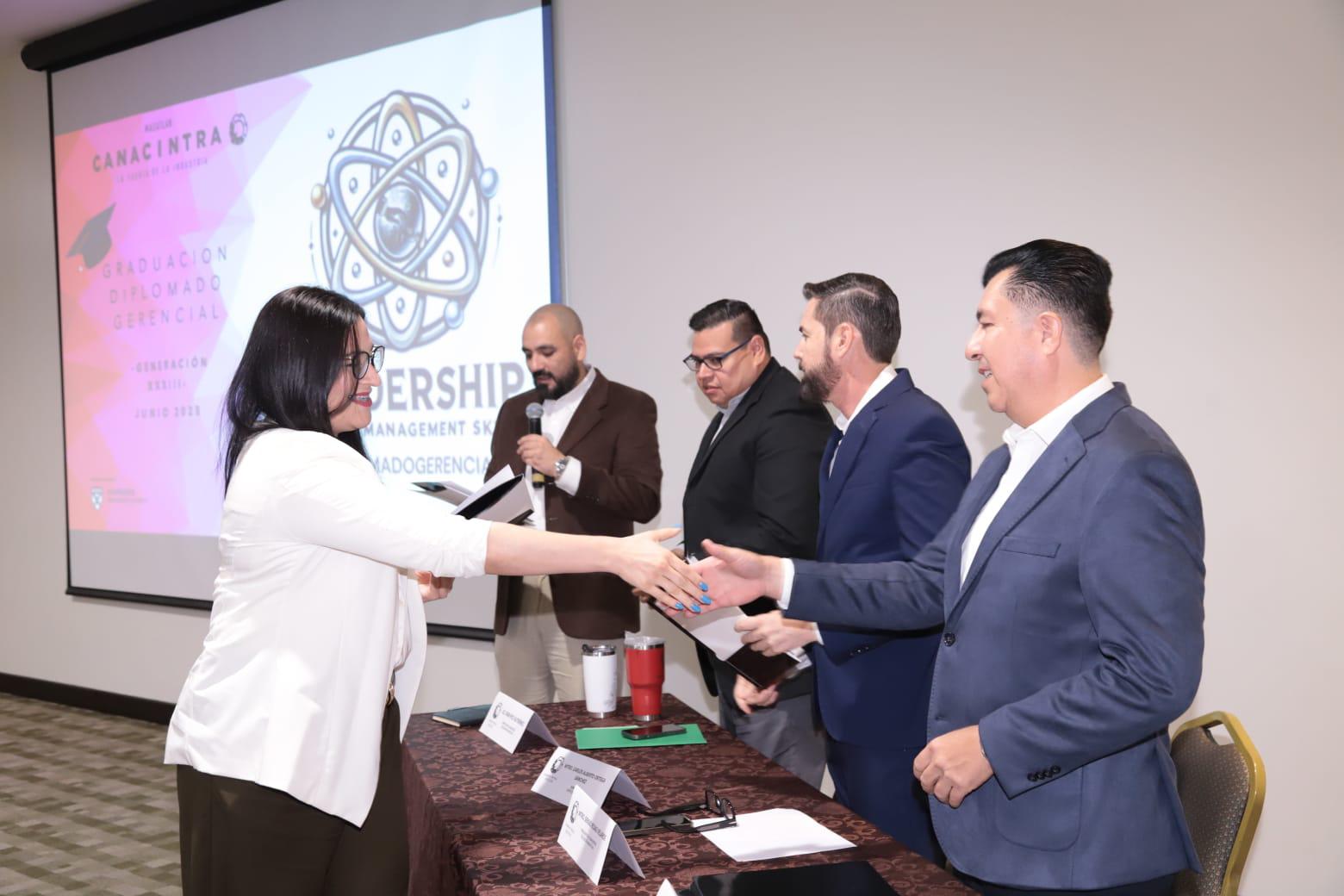 $!Celebran graduación de la generación 33 del Diplomado en Liderazgo de Canacintra Mazatlán