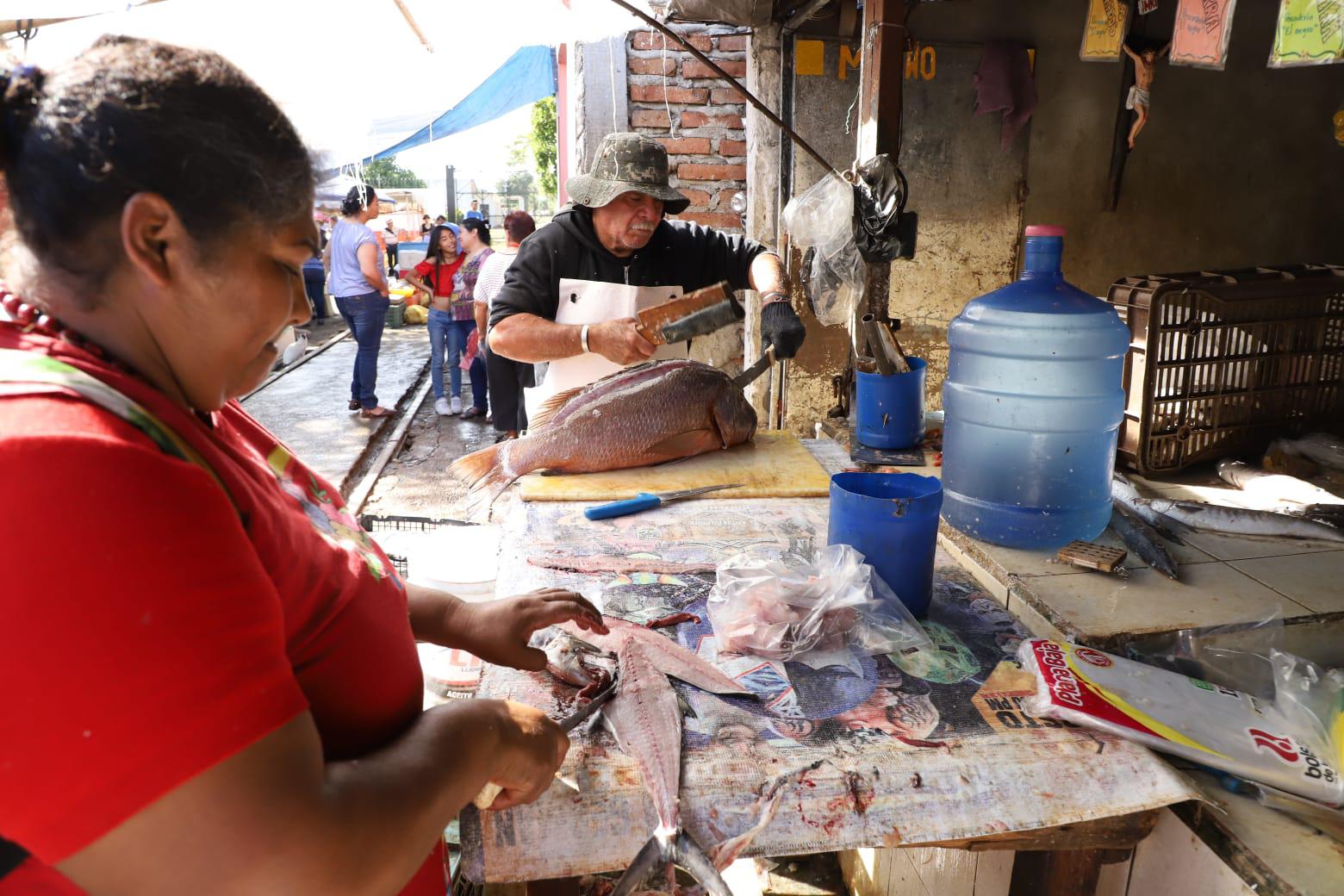 $!Mazatlecos acaparan el pescado en el marco de la celebración de Año Nuevo