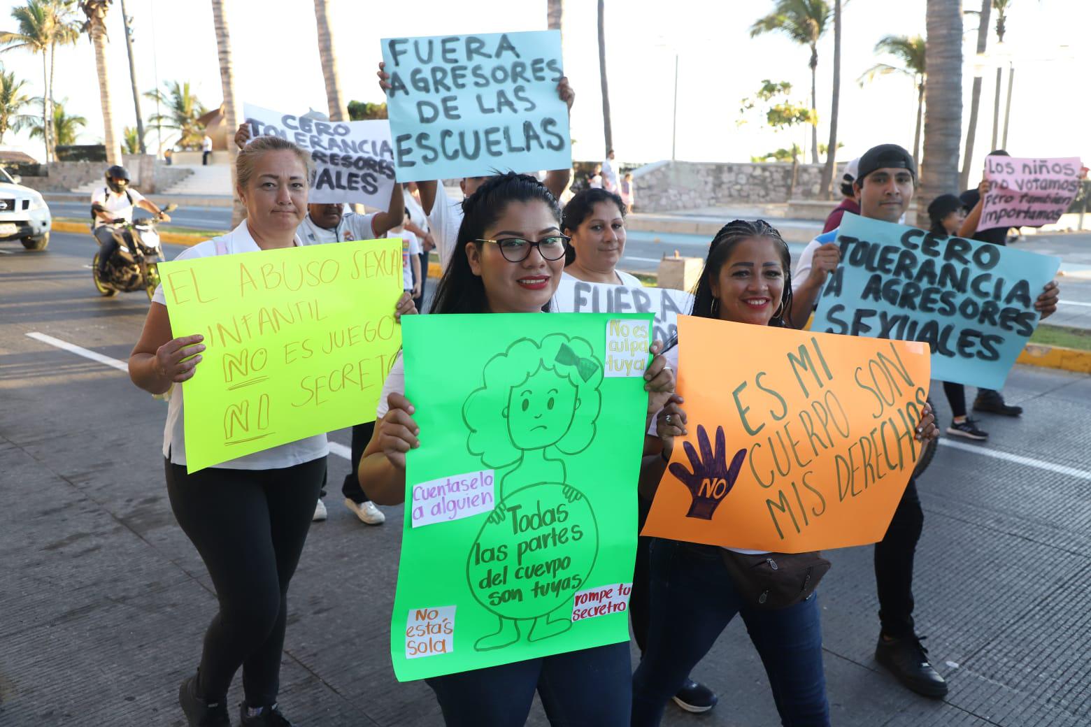 $!Colectivas hacen caminata para impulsar Ley de Protección a Menores