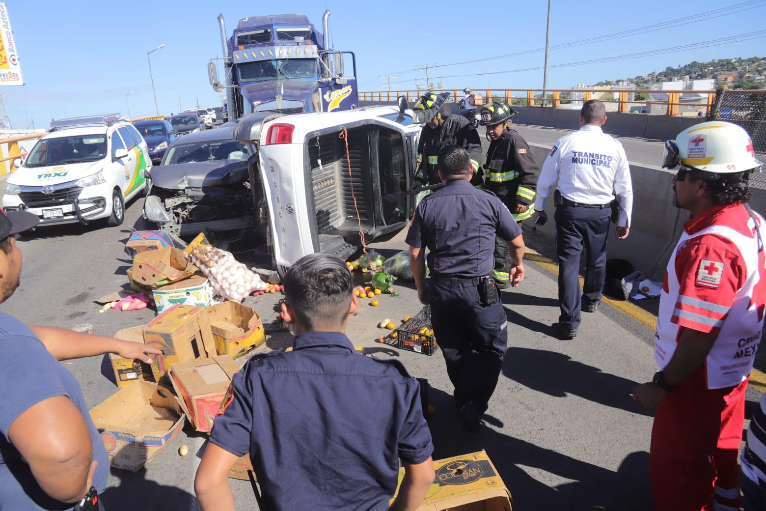 $!Chocan cuatro vehículos en el paso superior de El Conchi, en Mazatlán, y bloquea tráfico