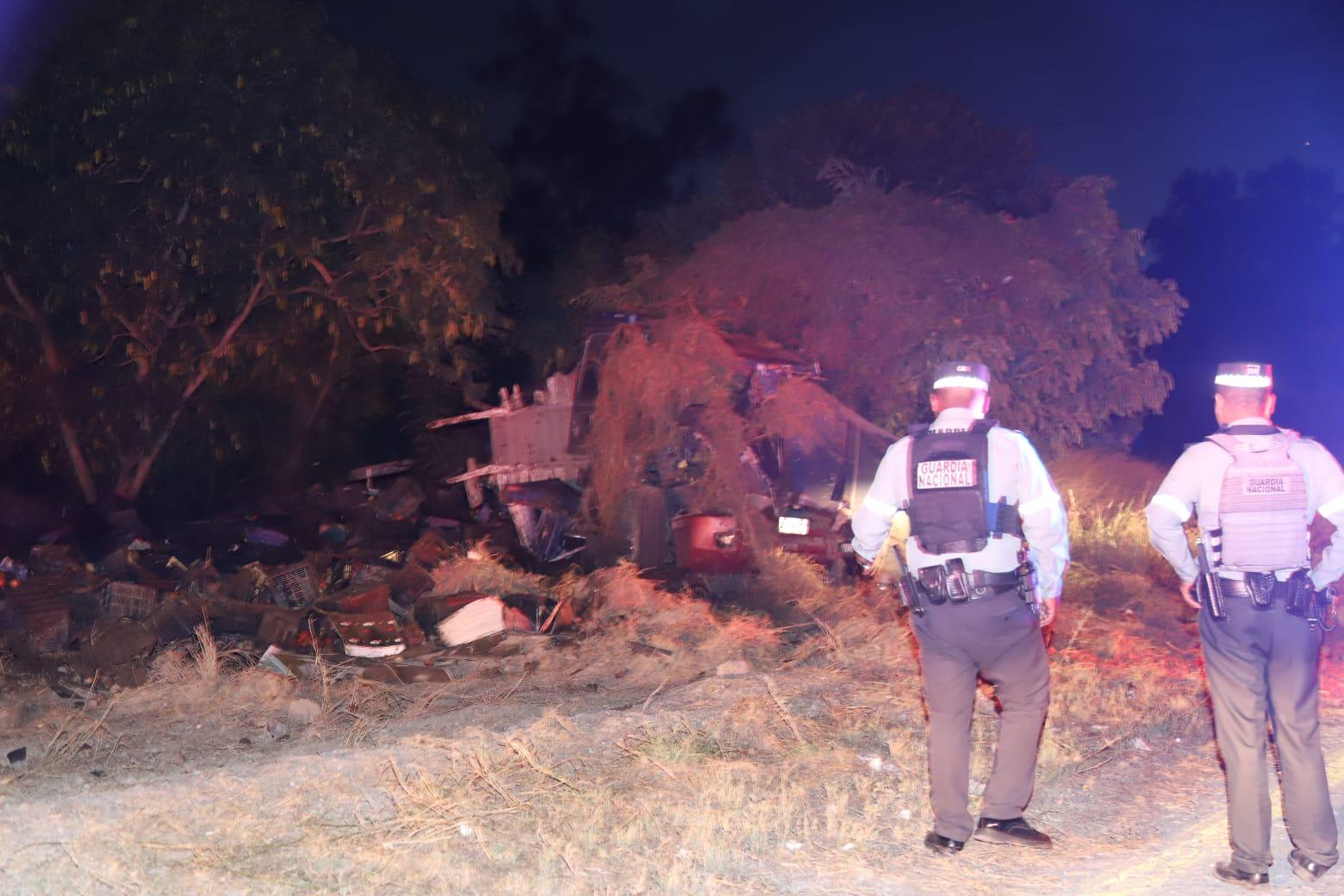 $!Vuelca torton cargado con tomate en salida de la autopista Mazatlán-Culiacán