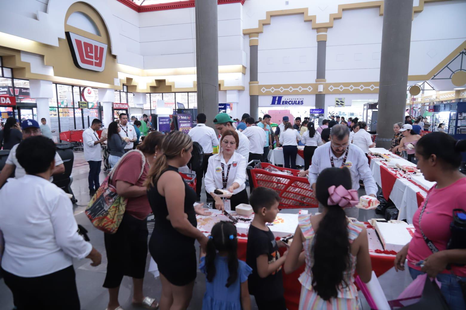 $!Casa Ley celebra su aniversario número 71 compartiendo pastel con la comunidad en Mazatlán