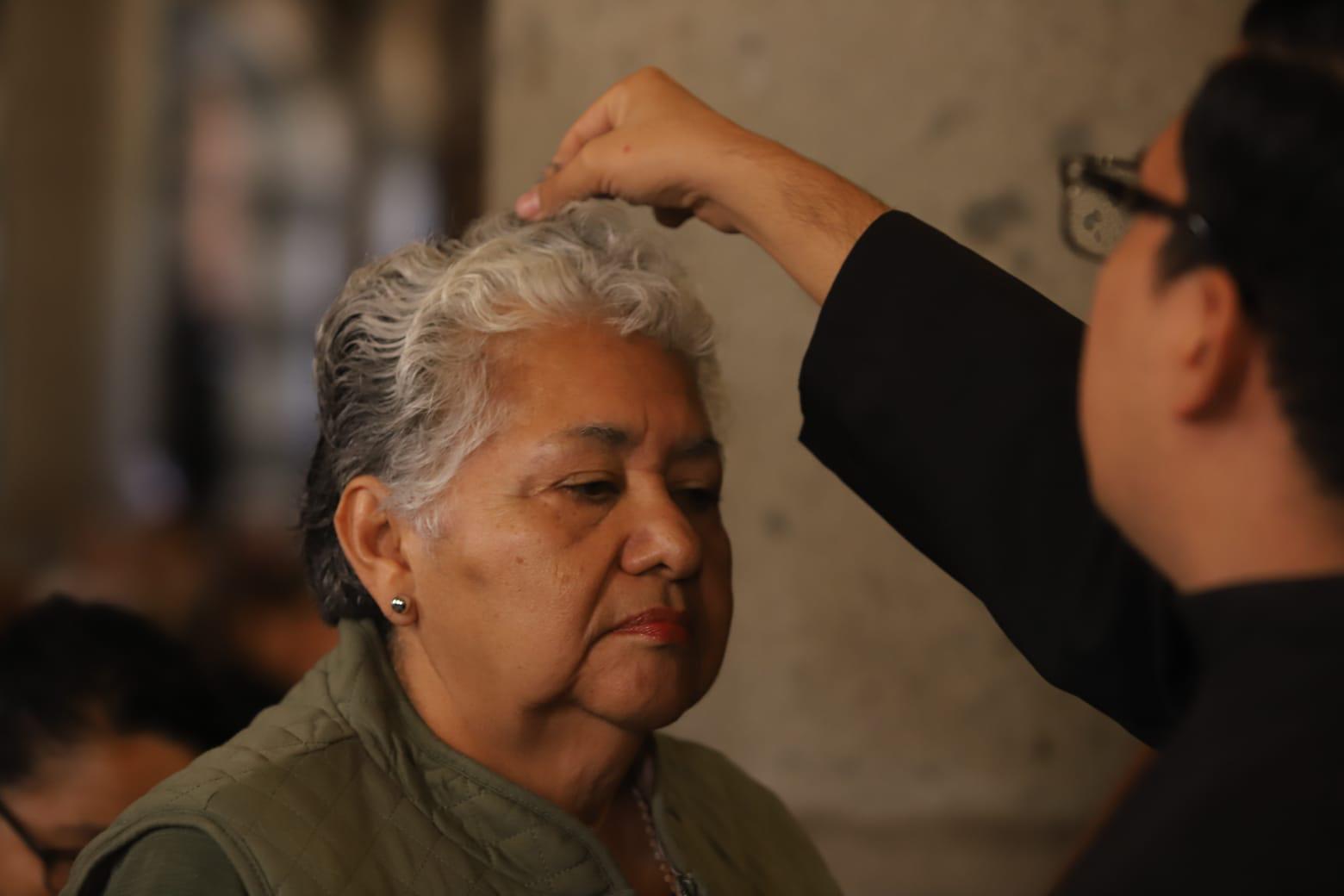 $!Acuden centenares de fieles a imposición de la ceniza en la Catedral de Mazatlán