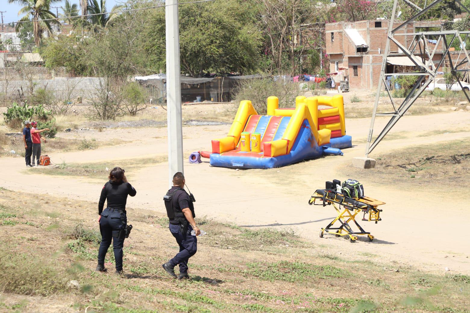 $!Hombre sube a torre de la CFE en Villa Unión; ponen brincolines por si se arroja