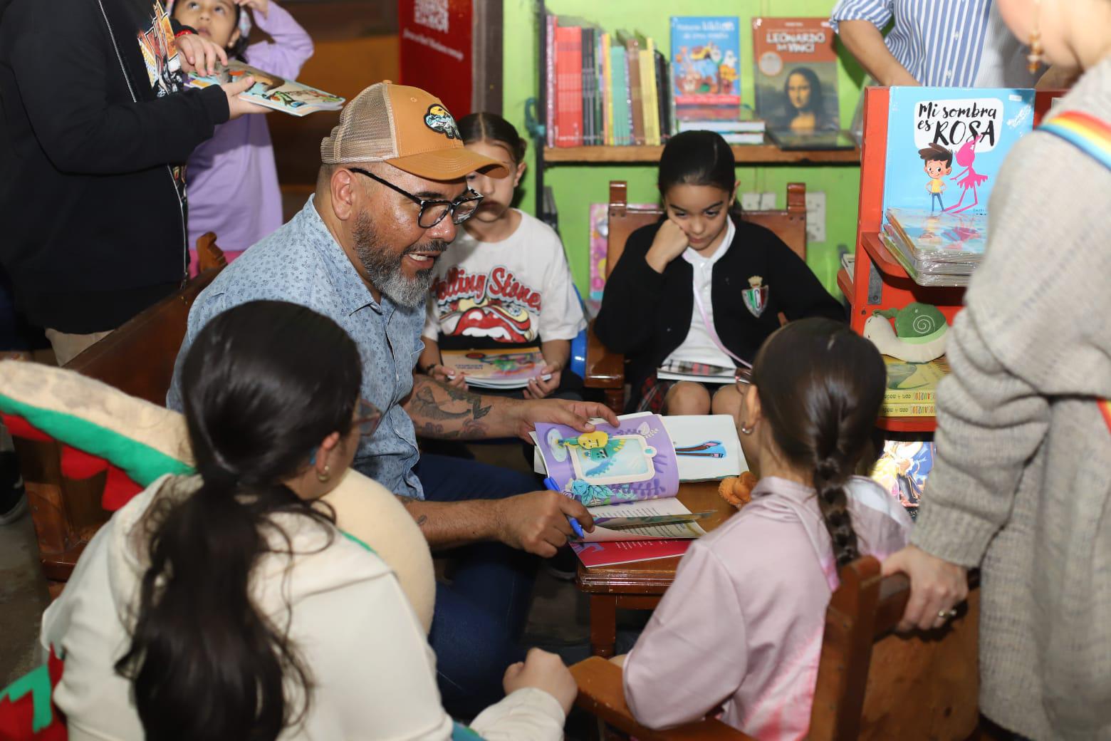 $!El escritor e ilustrador en plana charla con su público.