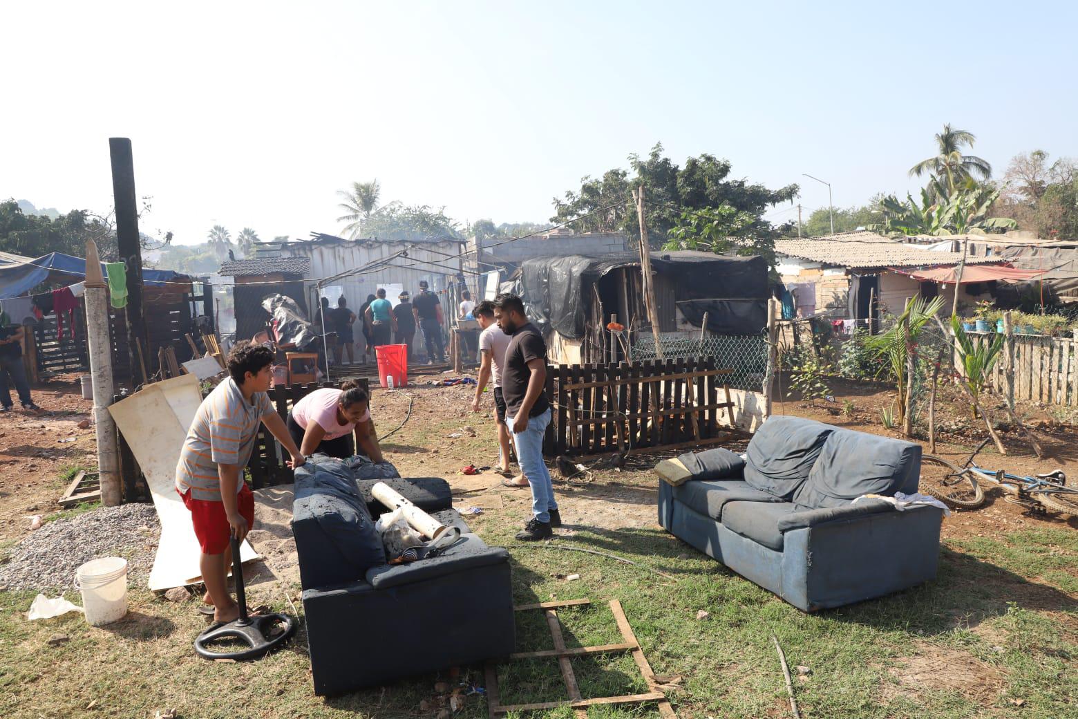 $!Se quedan sin casa cuatro familias de Mazatlán; incendio acaba con su hogar