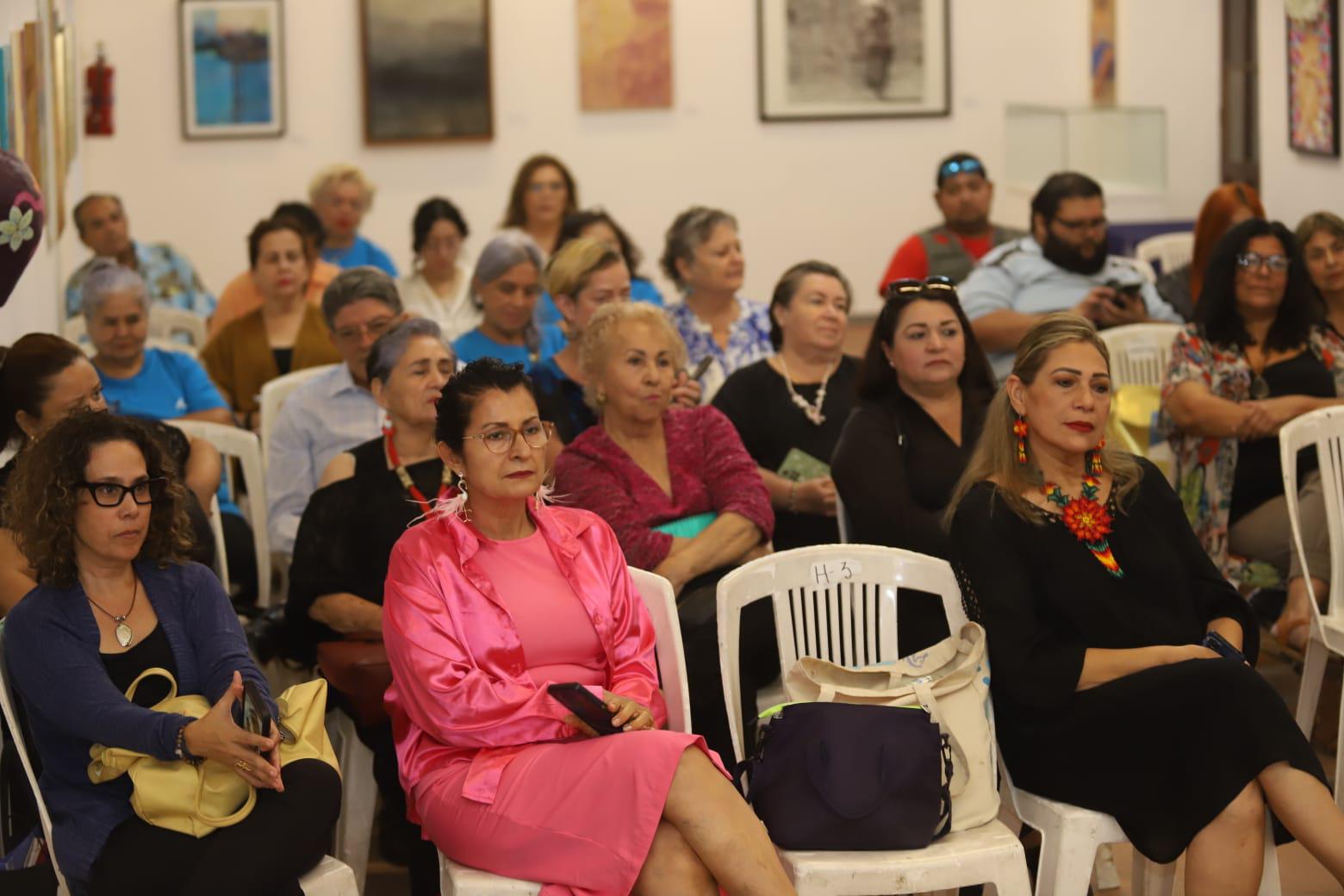 $!Muy nutrida la asistencia a la presentación del libro.