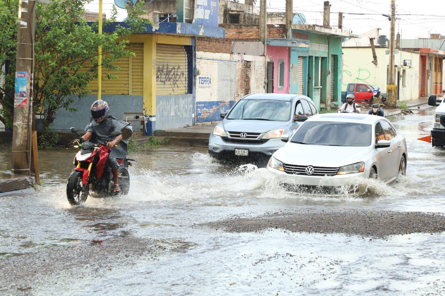 $!Lluvias dejan nuevamente calles encharcadas en Mazatlán