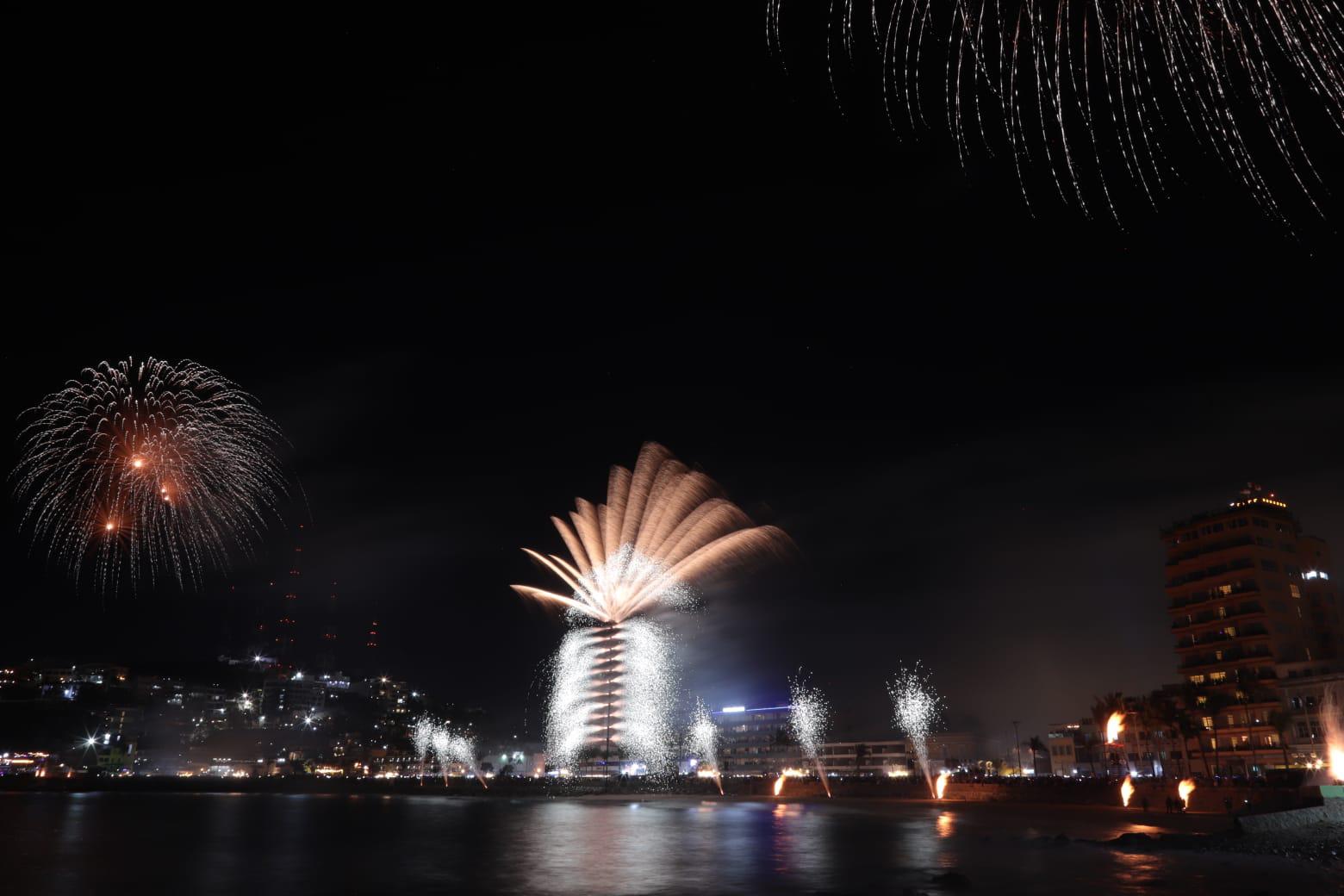 $!Disfrutan miles de personas del tradicional Combate Naval del Carnaval de Mazatlán