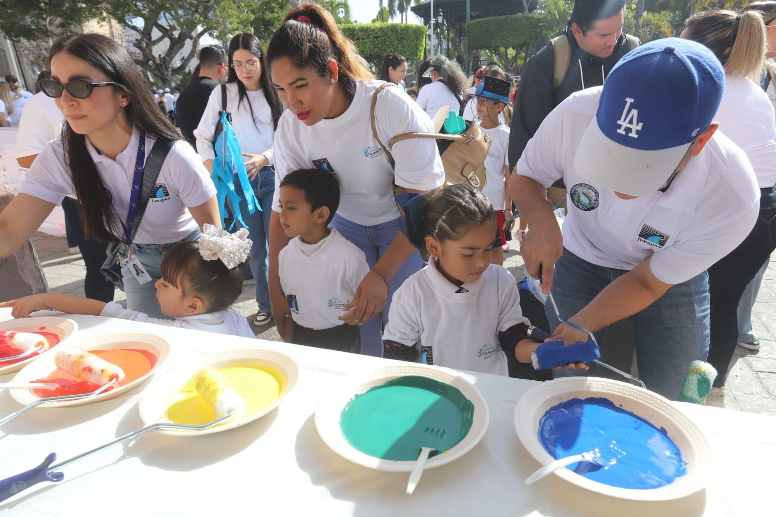 $!Realizan desfile y pintan mural para concientizar sobre el uso adecuado del agua
