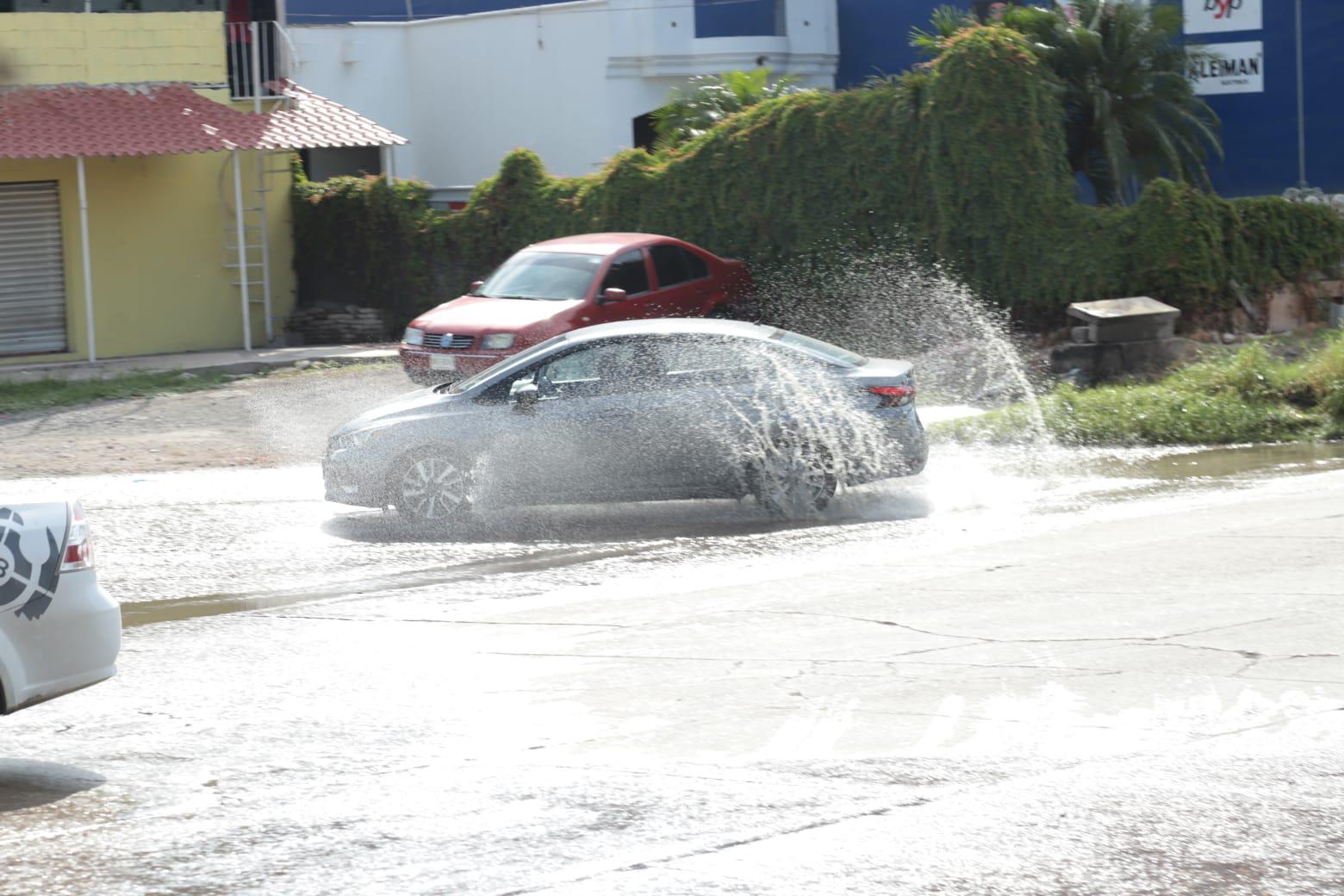 $!Vecinos de la 20 de Noviembre viven entre aguas negras desde hace tres días