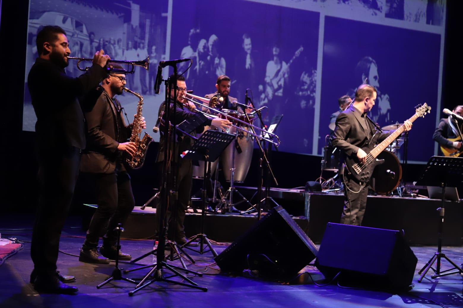 $!La banda de 11 integrantes presentó un tributo musical a las grandes bandas del rock de las decadas de los 80 y 90.