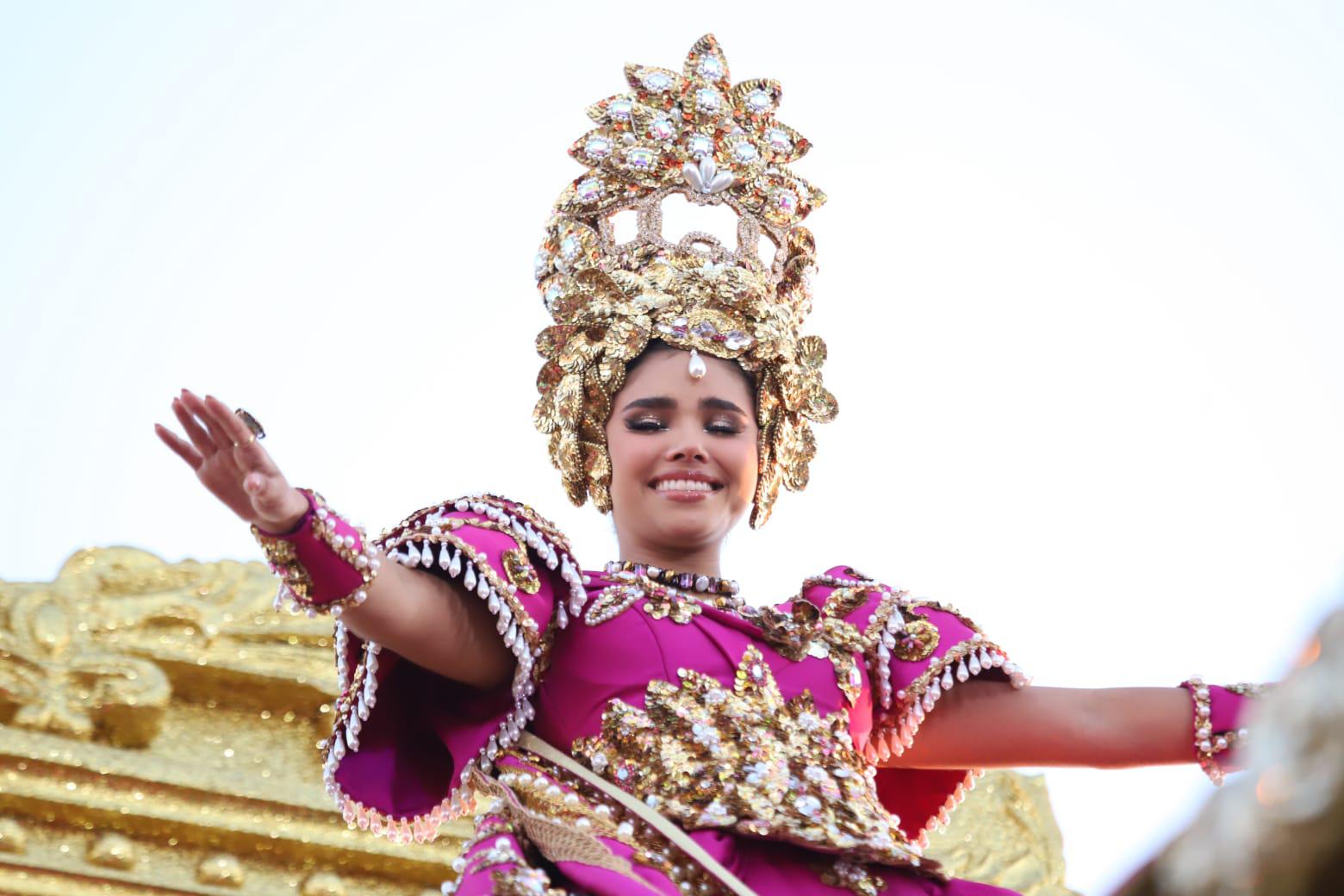 $!Atrae a miles el desfile del Carnaval de Mazatlán; Los Papaquis abren paso a la carroza real