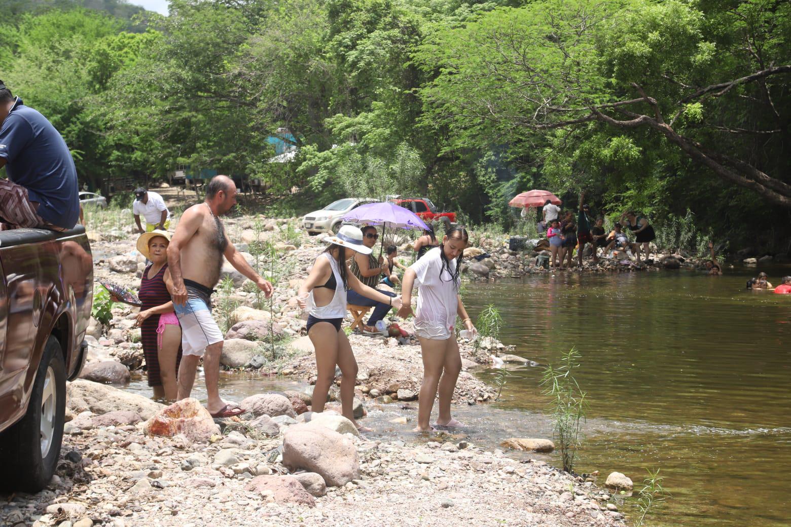 $!Huyen mazatlecos del calor y disfrutan del día en El Magistral y el Presidio