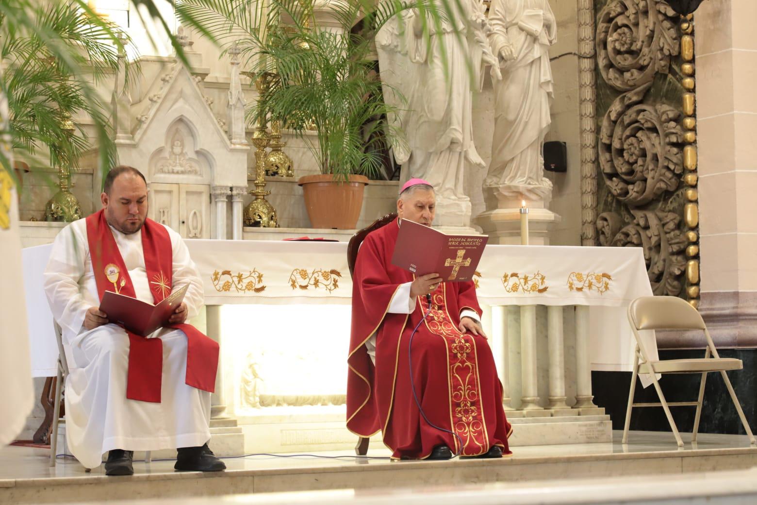 $!Encabeza Obispo de Mazatlán bendición de palmas en Catedral este Domingo de Ramos