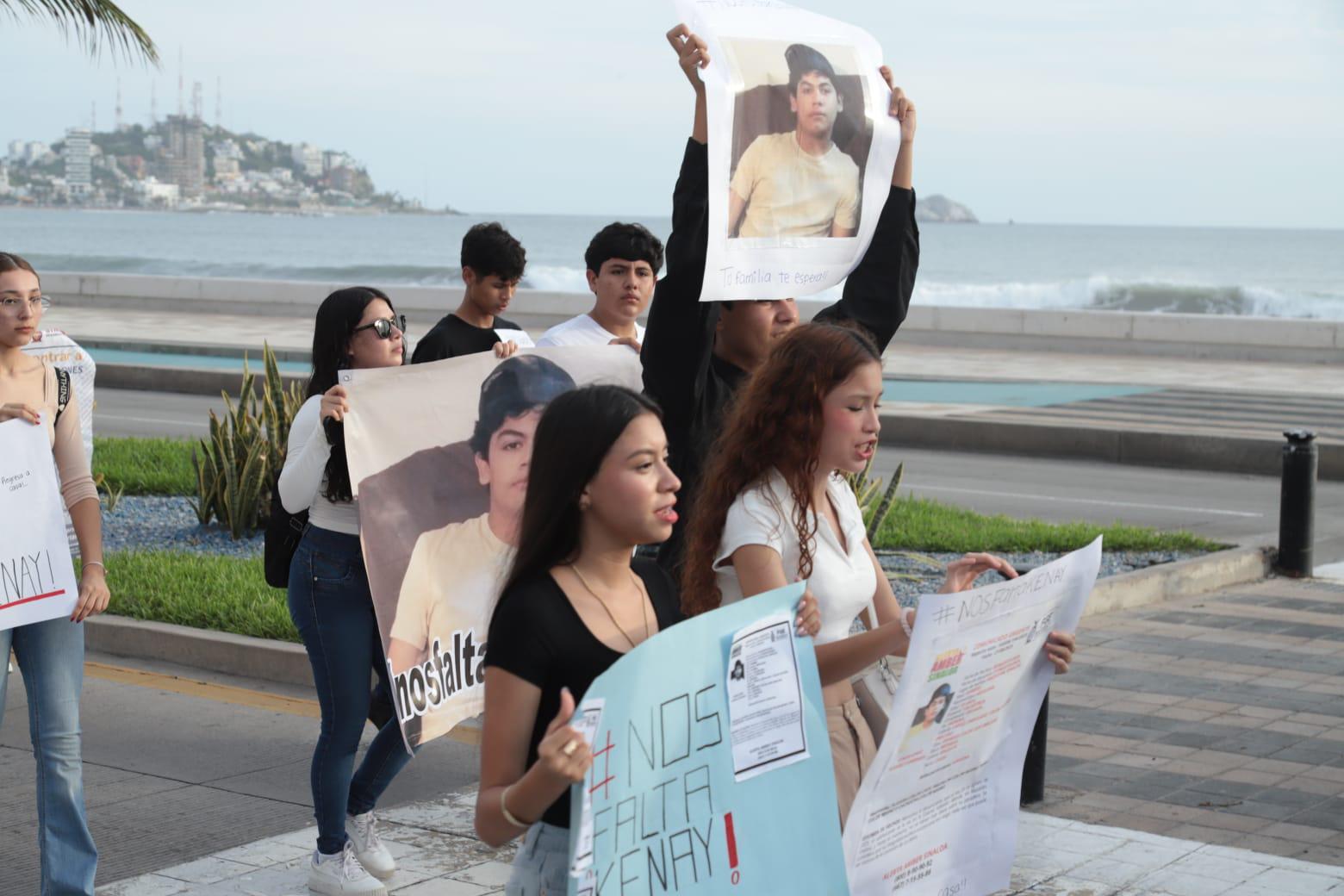 $!Familias de desaparecidos convierten el malecón de Mazatlán en espacio de protesta y memoria