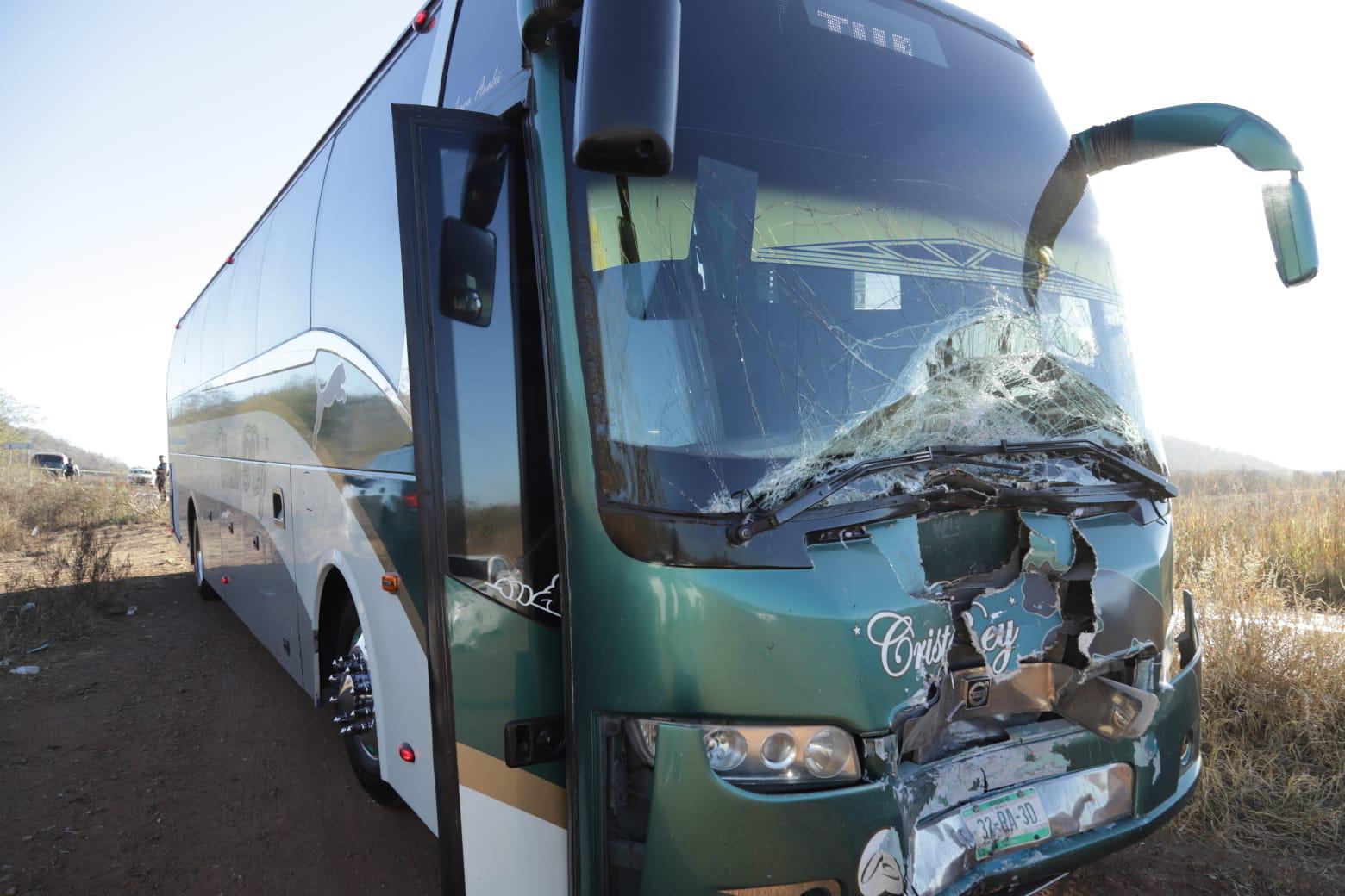 $!Un muerto y un herido grave tras choque de una moto contra un autobús en la Libre Mazatlán-Culiacán