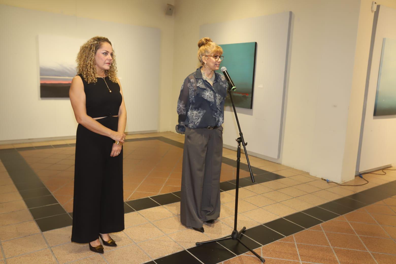 $!Mónica Rice, maestra encargada de las artes plásticas del Centro Municipal de las Artes y coordinadora de la galería, expresó un mensaje de bienvenida a los presentes.