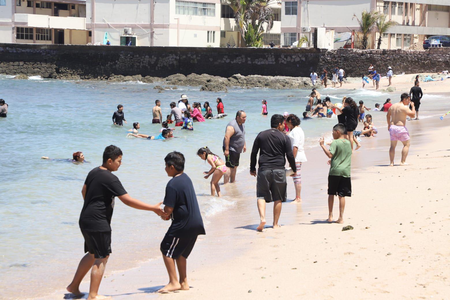 $!Vibra Mazatlán con miles de visitantes en playas y atractivos turísticos