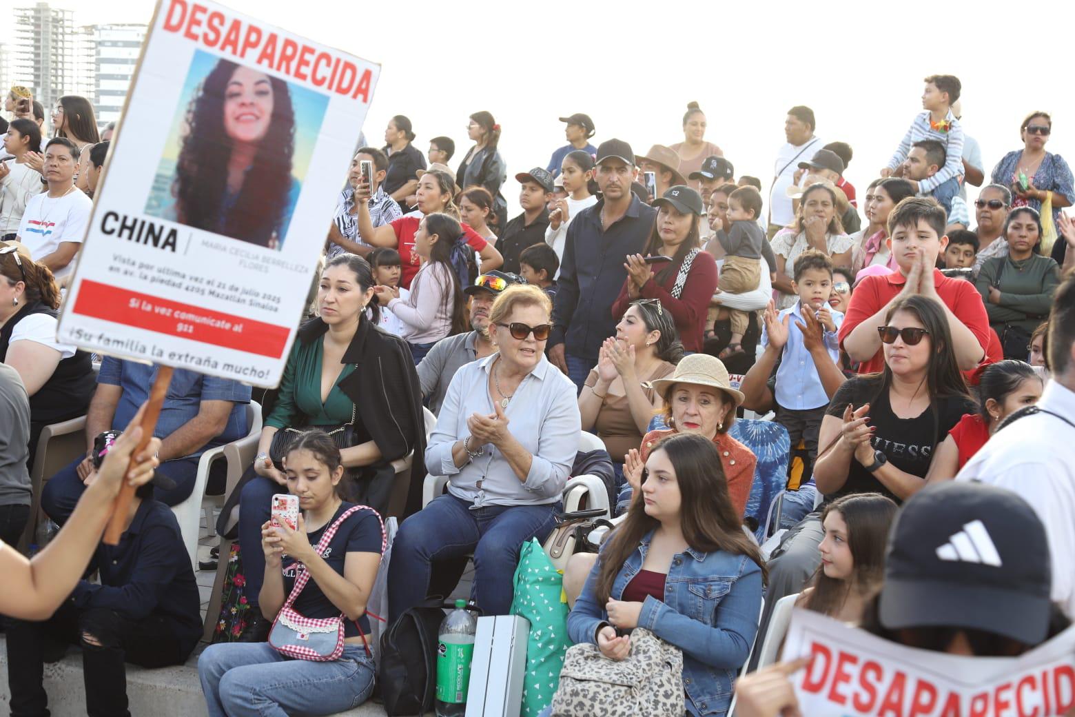 $!Colectivos de búsqueda reciben aplausos y apoyo durante el desfile del Carnaval de Mazatlán