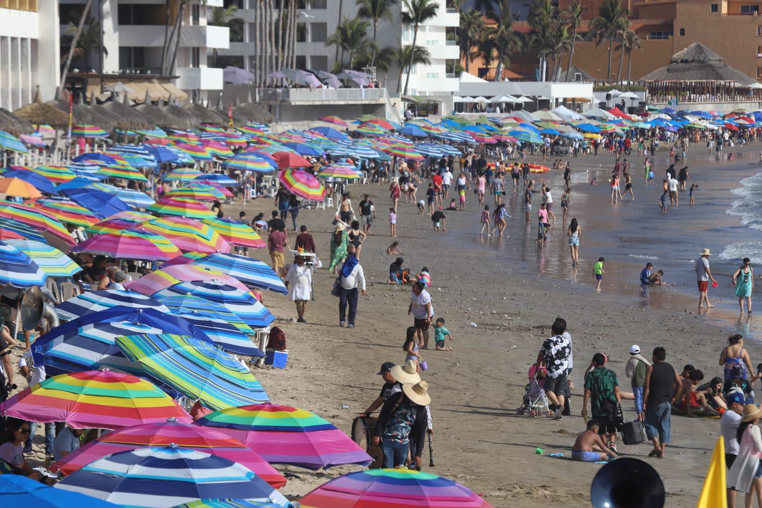 $!Disfrutan miles de personas de las playas de Mazatlán este Sábado de Gloria